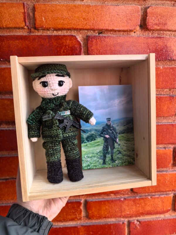 Soldado amigurumi personalizado