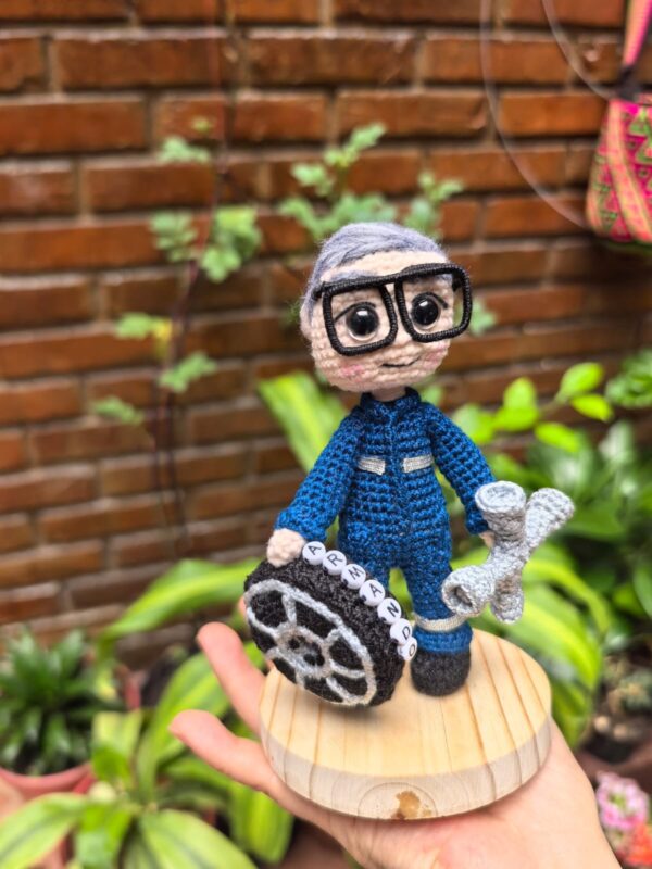 Mecánico amigurumi 18 cm, material combinado.