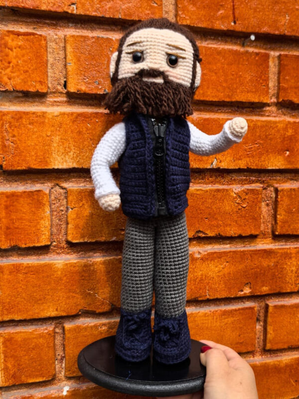 Hombre con chaleco personalizado en tejido crochet - La Vida es un Tejido