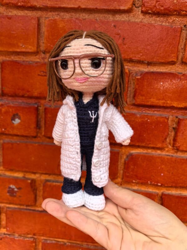 Psicóloga tejida a crochet 18 CM